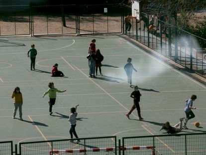 Niños jugando en el patio de un colegio en Madrid, el pasado 15 de febrero.