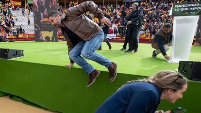 El presidente de Vox, Santiago Abascal, salta del escenario tras un mitin este domingo en la plaza de toros de Murcia.