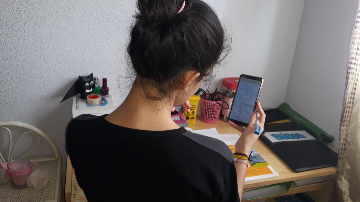 Lucía Reguero se conecta a las clases online por la tarde y a través de un móvil, en su casa en San Sebastián de los Reyes.