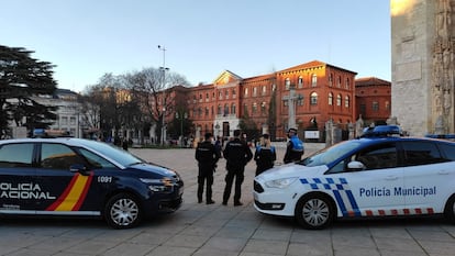 Dos patrullas de Policía Nacional y Municipal en Valladolid.