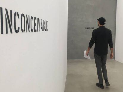 Un visitante en la exposición 'Sin imagen' del artista catalán de Ignasi Aballí.