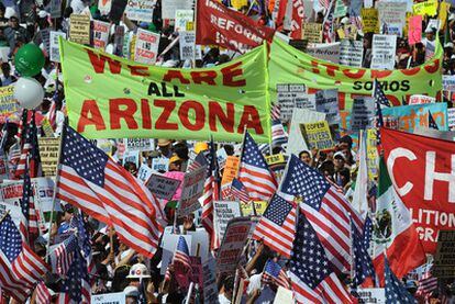 Miles de personas se manifiestan en el centro de Los Ángeles en favor de los derechos de los inmigrantes indocumentados y contra la nueva ley de Arizona.
