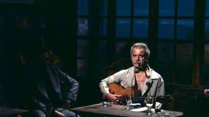 Georges Brassens con su guitarra y su pipa, en una aparición televisada.