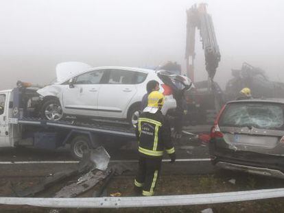 Los servicios de emergencia retiran restos de veh&iacute;culos de la colisi&oacute;n m&uacute;ltiple en la A-8.