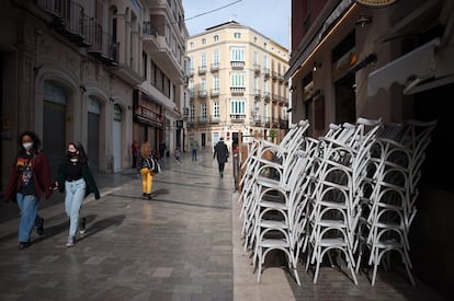 La plaza de Uncibay en Málaga, vacía en medio del confinamiento parcial, el 3 de febrero de 2021.