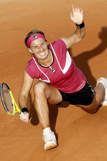 La tenista rusa Svetlana Kuznetsova le devuelve una bola a la alemana Andrea Petkovic en el partido de segunda ronda de Roland Garros.