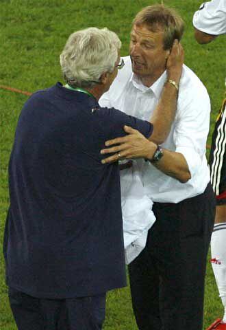 Klinsmann, a la derecha, se abraza con Lippi, entrenador de Italia, tras su partido de semifinales.