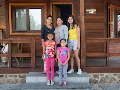 Joselyn Morales y sus cuatro hijas. Llegaron a España hace un mes desde El Salvador.