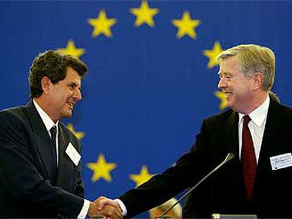 El presidente del Parlamento Europeo, Cox (derecha), estrecha la mano de Payá ayer en Estrasburgo.