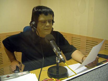 Caracteritzat de Frankenstein darrere del micròfon de la ràdio. Va estar deu anys al capdavant d''El cafè de la República', de Catalunya Ràdio.