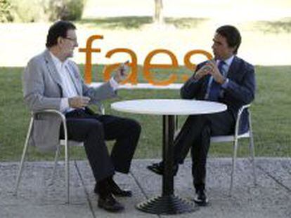 El presidente del Gobierno, Mariano Rajoy, conversa con el expresidente del Gobierno y presidente de la fundaci&oacute;n FAES, Jos&eacute; Mar&iacute;a Aznar.