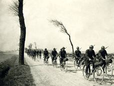 Soldados franceses de la I Guerra Mundial en bicicleta, alrededor de 1914. 
