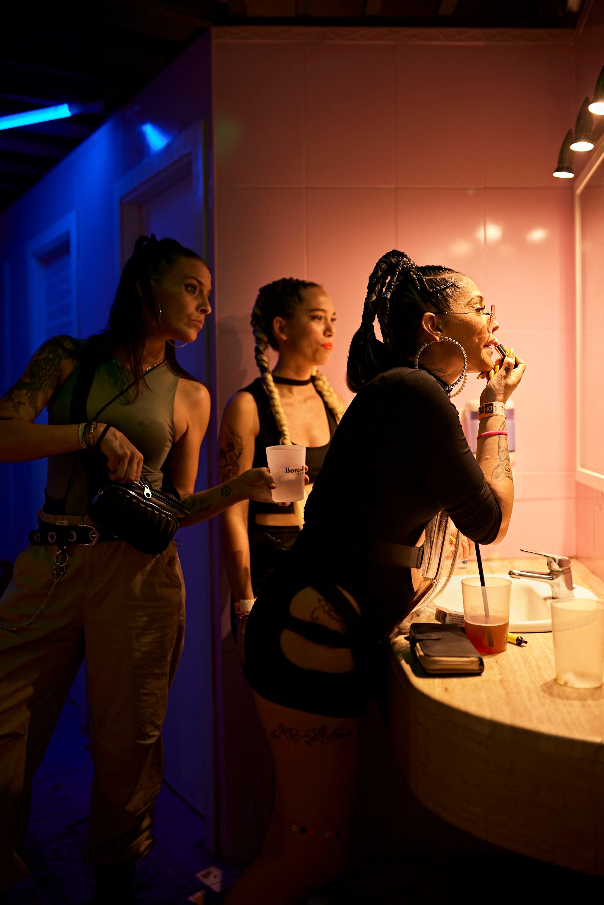Tres mujeres en el baño de Bora Bora, en su fiesta de cierre, en octubre de 2022.
