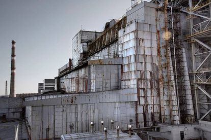 El viejo sarcófago. Este búnker de acero y hormigón, realizado a toda prisa tras el accidente, alberga el reactor nuclear que explotó en 1986.