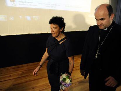 La consejera de Educaci&oacute;n, Isabel Cela&aacute;, con el obispo donostiarra, Jos&eacute; Ignacio Munilla, en un acto en septiembre pasado.