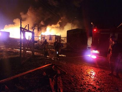 Personal de rescate en la zona de la explosión del centro de distribución de combustible de Stepanakert, el lunes.