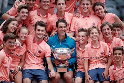 El ganador del Roland Garros 2018, Rafael Nadal, posa con todos los recoge pelotas.
