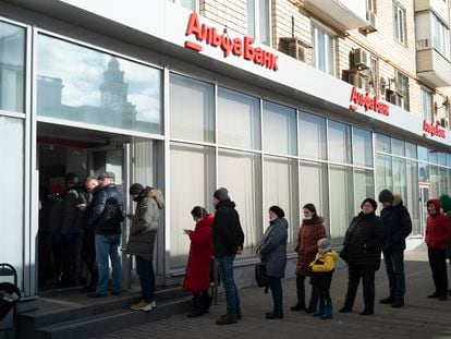Cola para sacar dinero de un cajero de Alfa Bank en Moscú (Rusia), a finales del pasado febrero.