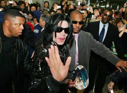 Michael Jackson es aclamado al llegar a Tokio | Agenda | EL PAÍS