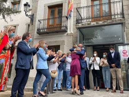 El exalcalde de El Escorial, Antonio Vicente, se abraza a la secretaria general de los populares madrileños, Ana Camins, tras perder la moción de censura, este jueves en la puerta del Ayuntamiento.