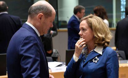 El ministro de Finanzas alemán, Olaf Scholz, junto a la ministra Nadia Calviño.