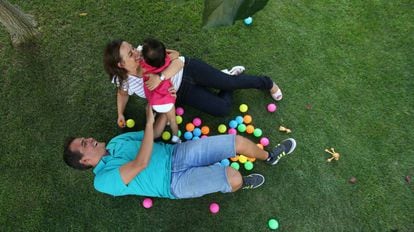 Fernando y Laura juegan con su hija, Leyre, adoptada en Vietnam.