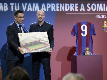 Bartoméu  y Jordi Cruyff, con un cuadro de la maqueta del Estadi Johan Cruyff.