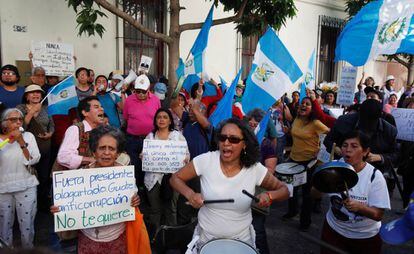Un grupo de guatemaltecos se manifiesta contra el acuerdo migratorio.