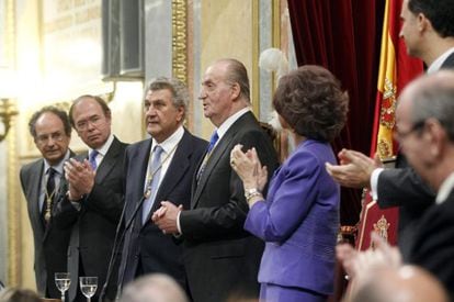 El Rey, entre la reina Sofía y el presidente del Congreso, Jesús Posada.