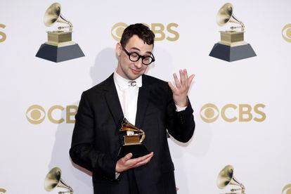Jack Antonoff posa con su recién recogido Grammy al mejor productor del año.