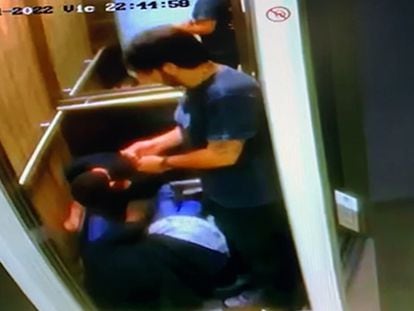 El periodista Juan Fernando Barona golpea a su pareja en un ascensor, en Bogotá, el 15 de octubre.