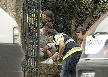 Agentes de policía toman muestras en el lugar donde explotó el artefacto de Santiago de Compostela.