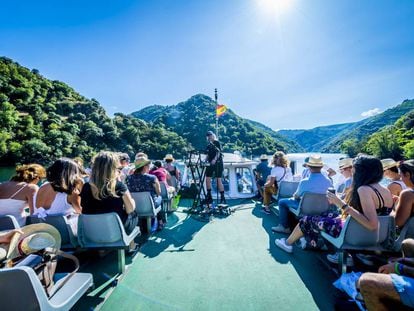Un grupo de turistas atraviesa el río Sil en catamarán durante el festival Ribeira Sacra en 2019.