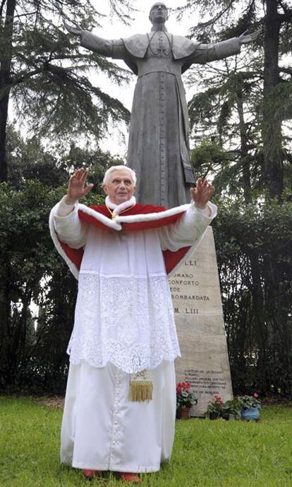 Benedicto XVI, ante un estatua de su antecesor Pío XII, en Roma en noviembre de 2008.