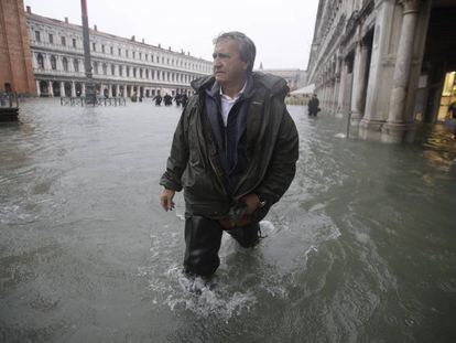 El alcalde de Venecia, Luigi Brugnaro, camina por la plaza de San Marcos, totalmente inundada.