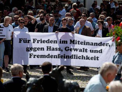 Decenas de personas participan en la vigilia por la muerte de Walter Lübcke, este sábado en Wolfhagen.