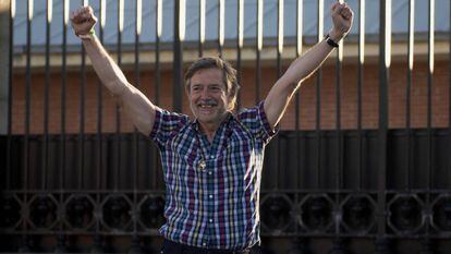 El ex secretario general del sindicato LAB Rafa Díez Usabiaga a su salida de la cárcel de El Dueso, en Santoña (Cantabria).