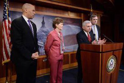 El senador de Rhode Island, Jack Reed (c), habla junto al senador de New Jersey, Cory Booker (i), el de New Hampshire, Jeanne Shaheen (2-i) y el de Oregon, Jeff Merkley (d), este jueves 6 de febrero de 2014, después de que el senado de Estados Unidos fallara en avanzar en la legislación que extenderá las ayudas de desempleo en Washington (Estados Unidos).