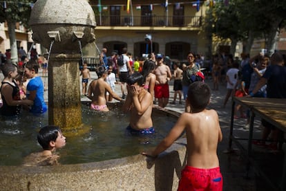 Desde 1975, la duración de las olas de calor ha ido en aumento en España. En 2015 se sufrió una ola de calor de 26 días de duración. Si no se reducen las emisiones de gases de efecto invernadero, en el año 2100 las olas de calor podrían durar hasta tres meses. Para ese año, la comunidad científica pronostica un aumento de la temperatura media estacional en España, que será máximo en el trimestre de junio, julio y agosto, con 5,41 grados más de media. De igual forma, se predice un incremento de los eventos de temperaturas elevadas, superiores a los 30 grados, especialmente en zonas del sur peninsular.