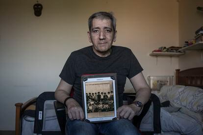 Ricardo López, que denuncia abusos sexuales cuando era alumno del colegio marista de Lugo en los años setenta, muestra una foto de su clase en su casa de A Coruña.