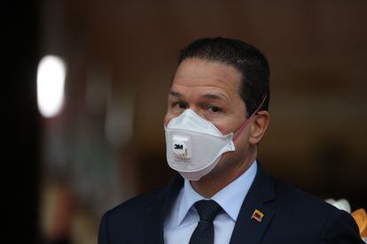 El canciller de Venezuela, Carlos Rafael Faría, es visto hoy previo a un acto de entrega de credenciales al nuevo embajador de Colombia en el país, Armando Benedetti.
