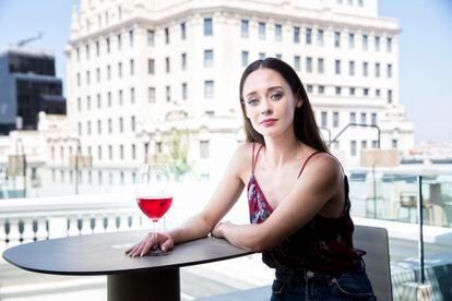 La actriz Elena Rivera, en la azotea del restaurante Picalagartos en la Gran Vía de Madrid, el pasado 11 de agosto.