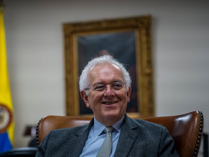 José Antonio Ocampo, ministro de hacienda del Gobierno de Gustavo Petro, durante una entrevista para EL PAÍS en su despacho en Bogotá (Colombia), el 23 de noviembre del 2022.