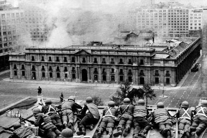 Tropas chilenas bombardean el Palacio de la Moneda, donde se refugia el presidente Salvador Allende durante el golpe de Estado dirigido por Augusto Pinochet.