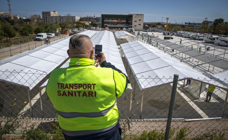Un conductor de ambulancia observa el montaje del hospital de campaña en Valencia, junto a La Fe.