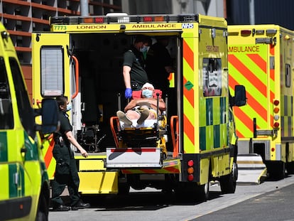 Un paciente de covid llega a un hospital londinense el pasado 14 de junio.