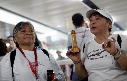 Miembros de una organización explican cómo usar un condón durante un evento organizado por AIDS Healthcare Foundation, en Ciudad de México, el 13 de febrero de 2020.