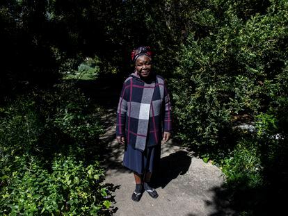 La escritora mozambiqueña Paulina Chiziane, en los jardines de la Fundación Calouste-Gulbenkian en Lisboa, el 10 de mayo.