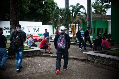 Migrantes cubanos esperan su salvoconducto delante de la estación migratoria Siglo XXI en Tapachula.