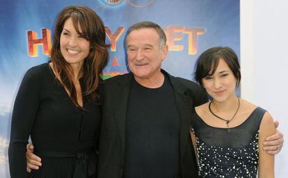 De izquierda a derecha: Susan Schneider, Robin Williams y su hija Zelda, en el estreno de una película en noviembre de 2013.